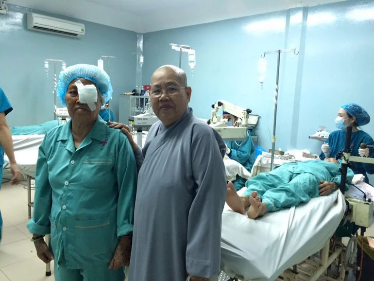 NT.Thích nữ Từ Nhẫn, trụ trì chùa Phước Viên động viên một bệnh nhân mổ cườm do chùa tài trợ chi phí